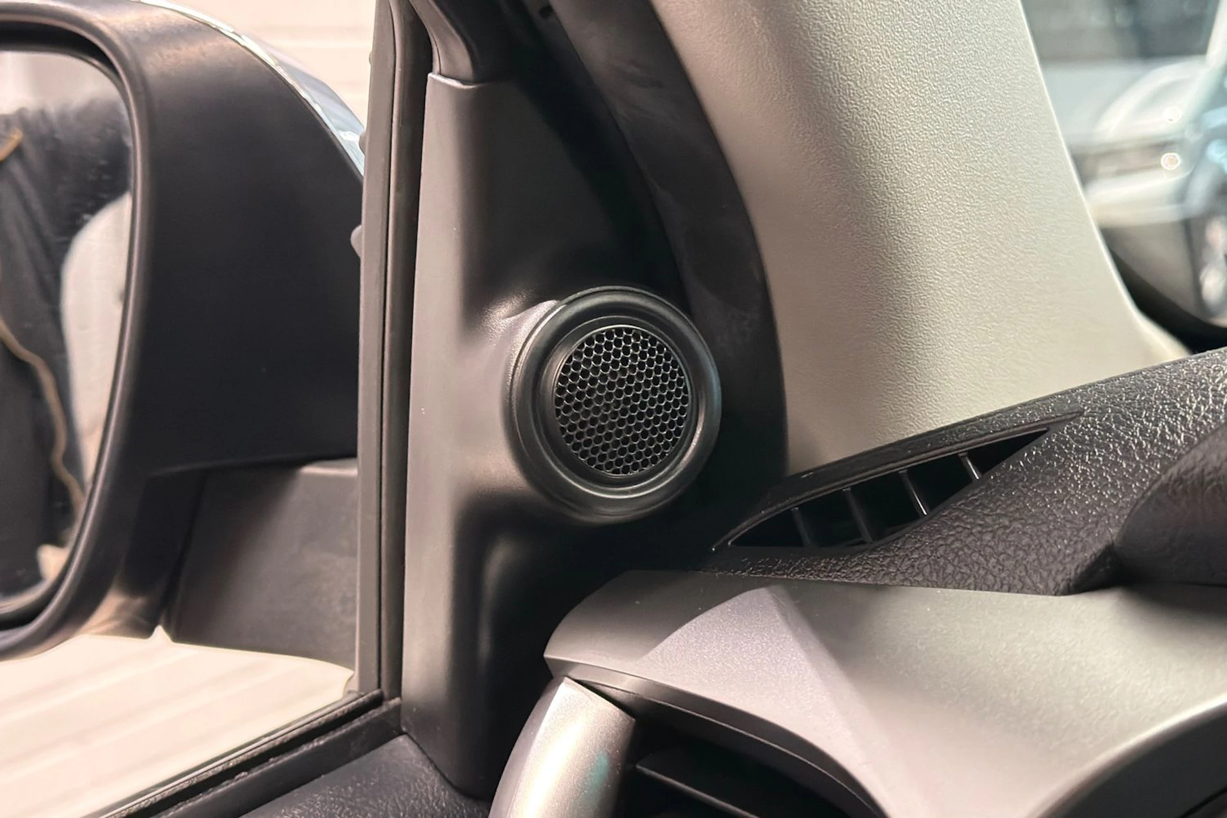 musta Toyota Hilux 2018 kuva 21.