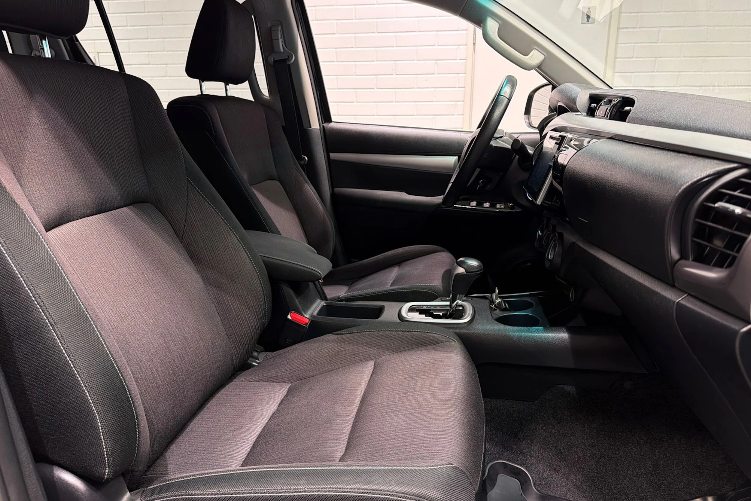 musta Toyota Hilux 2018 kuva 22.