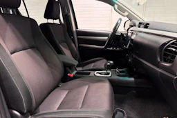 musta Toyota Hilux 2018 kuva 22.