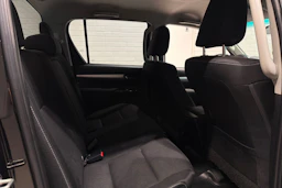 musta Toyota Hilux 2018 kuva 23.