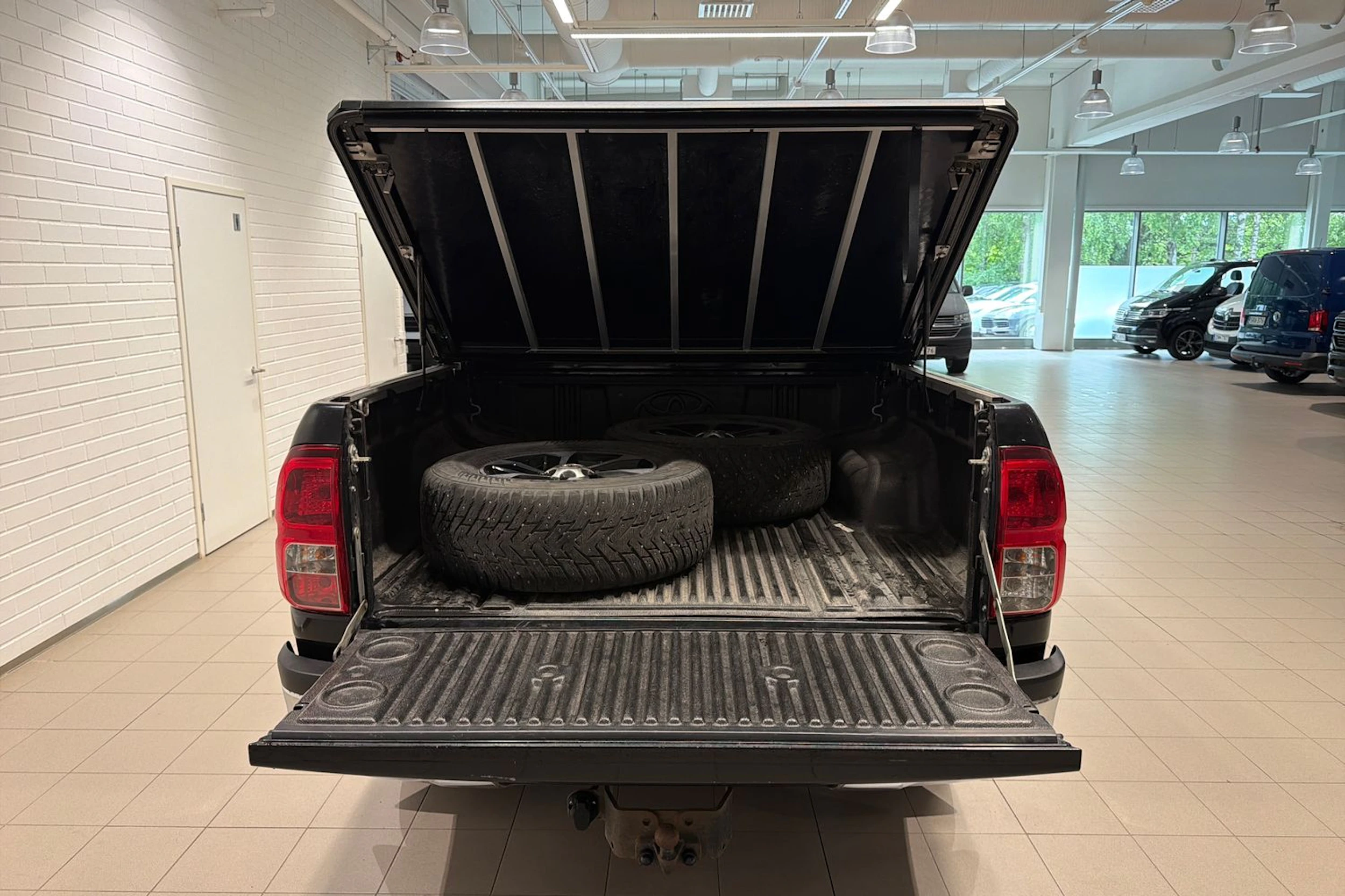 musta Toyota Hilux 2018 kuva 24.