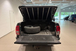 musta Toyota Hilux 2018 kuva 24.