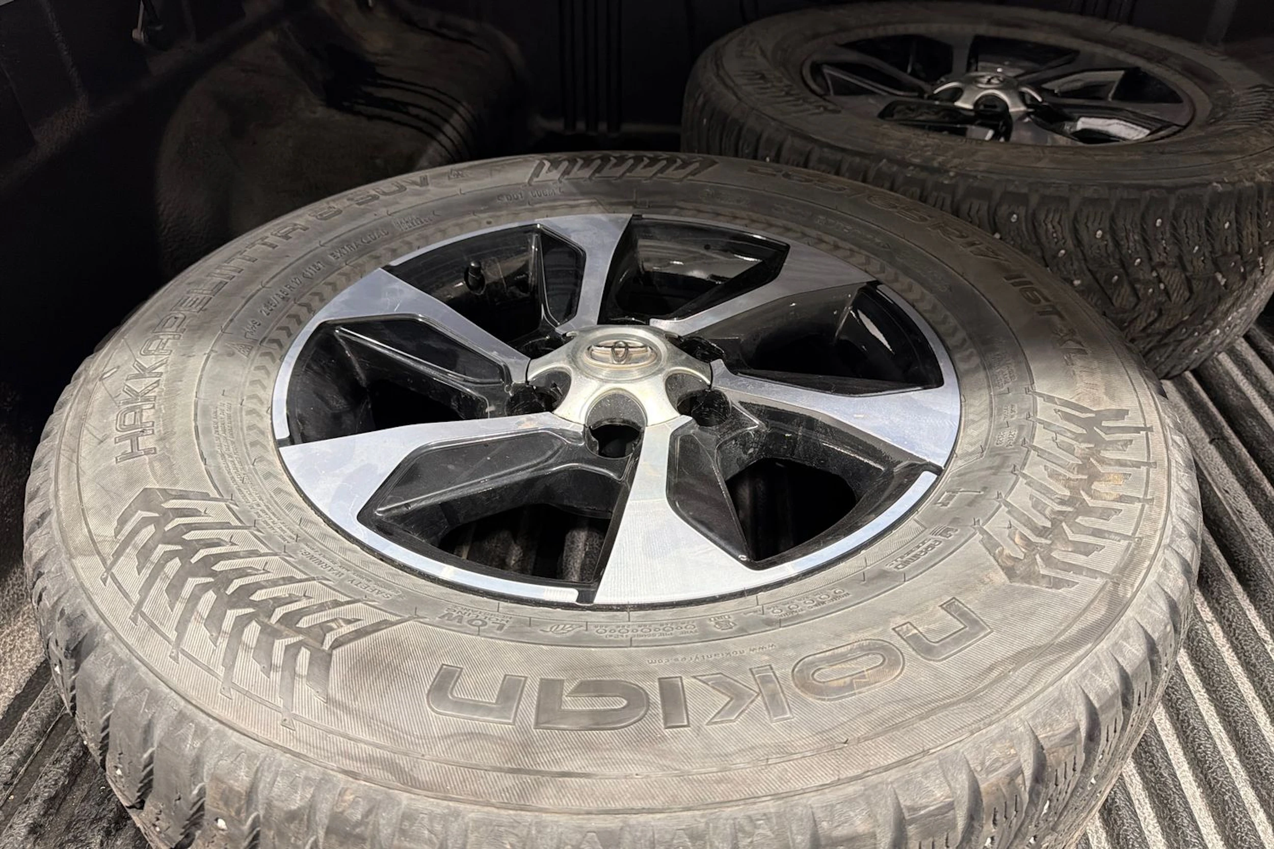 musta Toyota Hilux 2018 kuva 26.