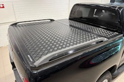 musta Toyota Hilux 2018 kuva 27.