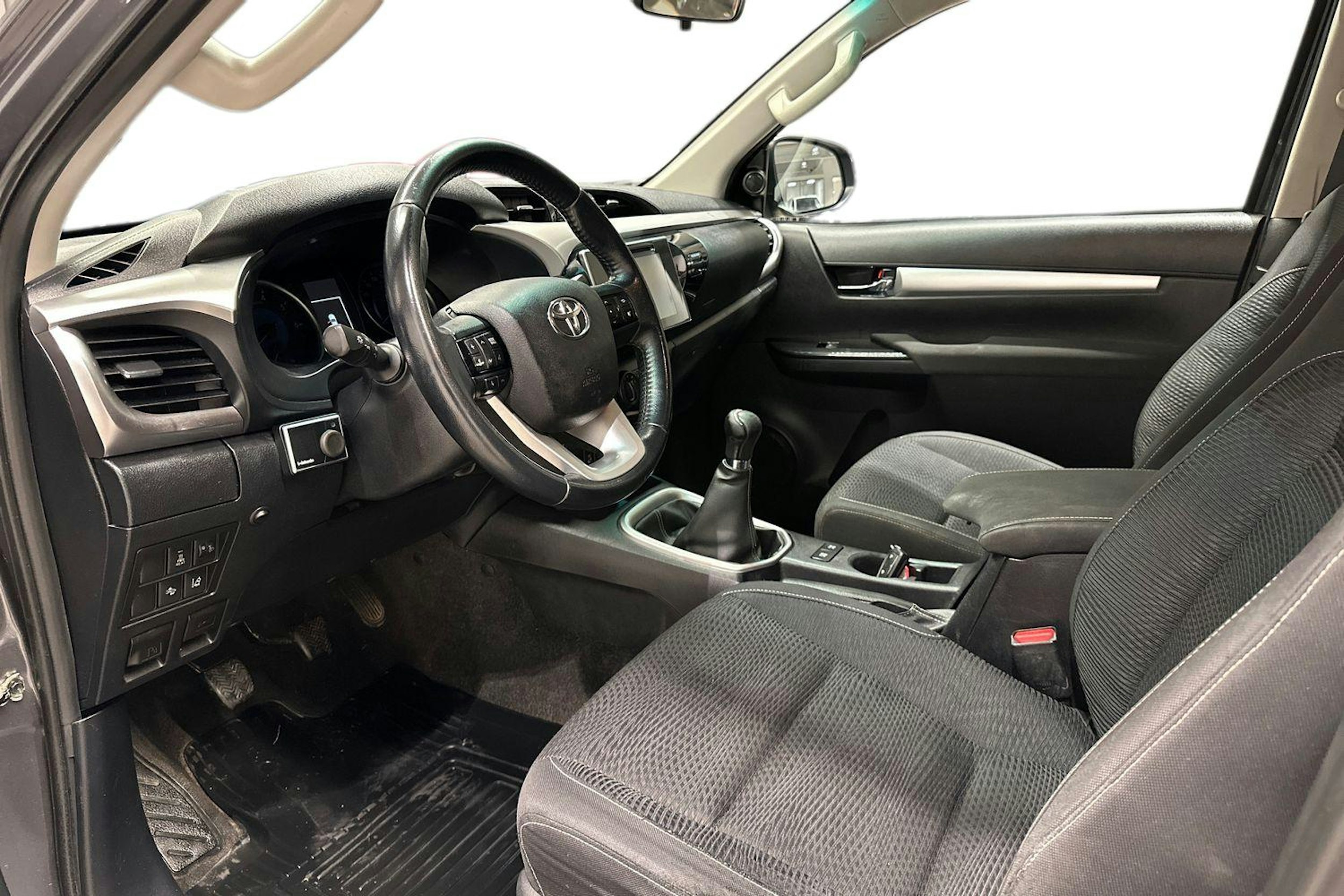Harmaa Toyota Hilux 2018 kuva 8.