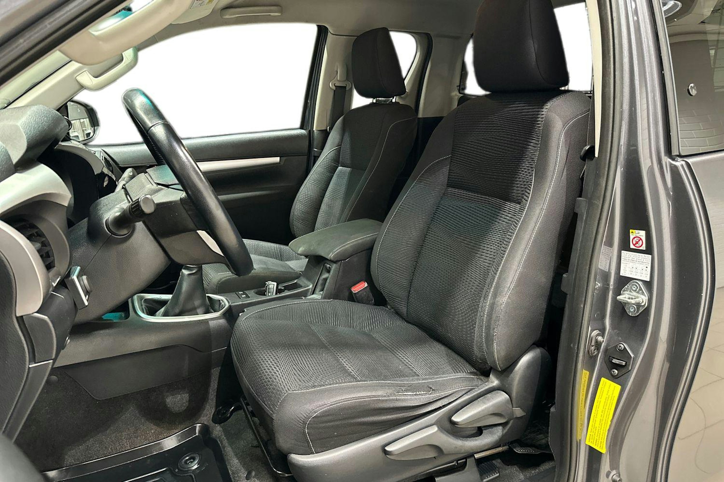 Harmaa Toyota Hilux 2018 kuva 11.