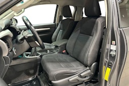 Harmaa Toyota Hilux 2018 kuva 11.