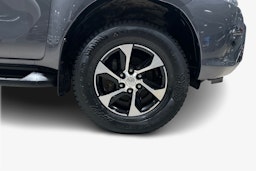 Harmaa Toyota Hilux 2018 kuva 12.