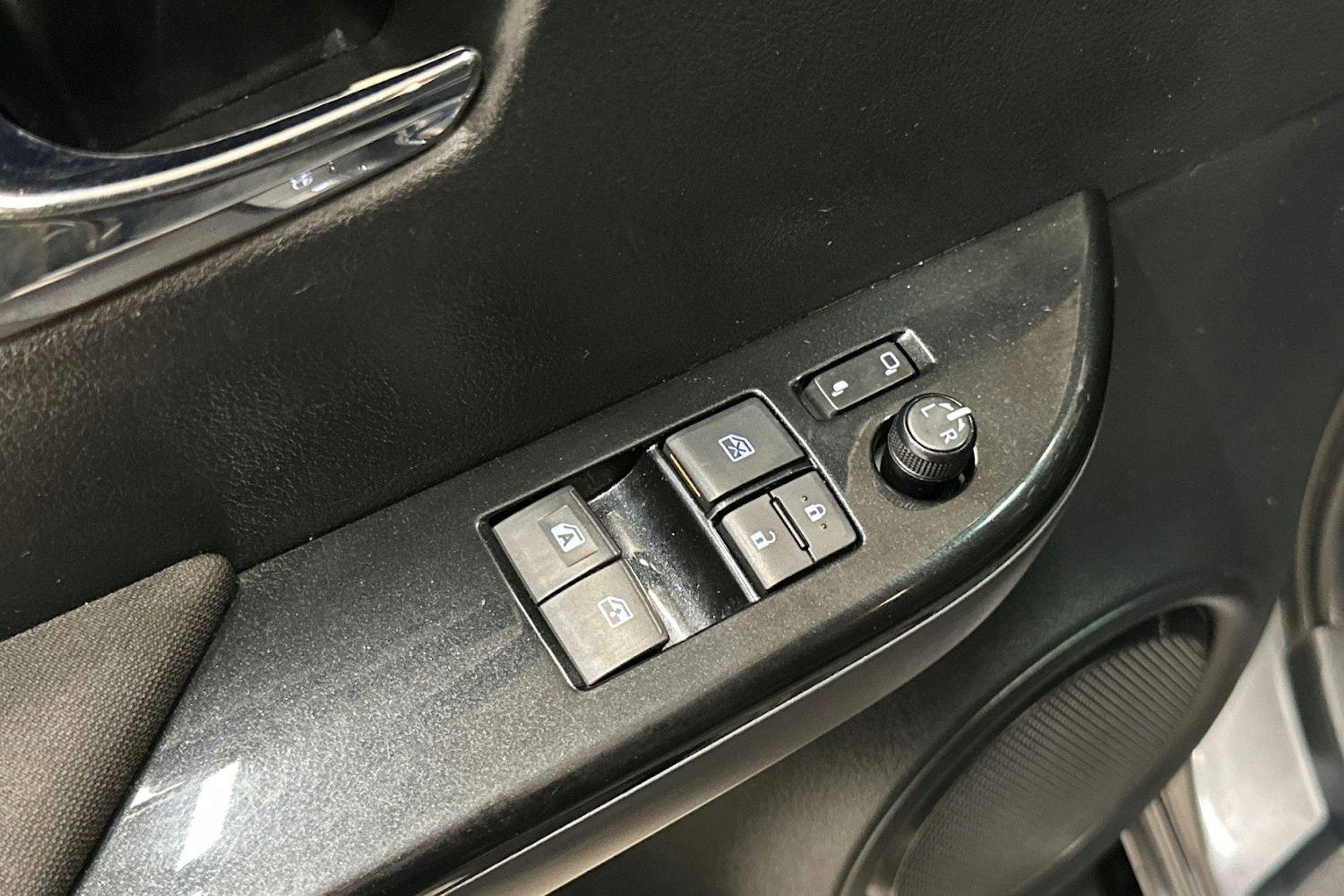 Harmaa Toyota Hilux 2018 kuva 15.