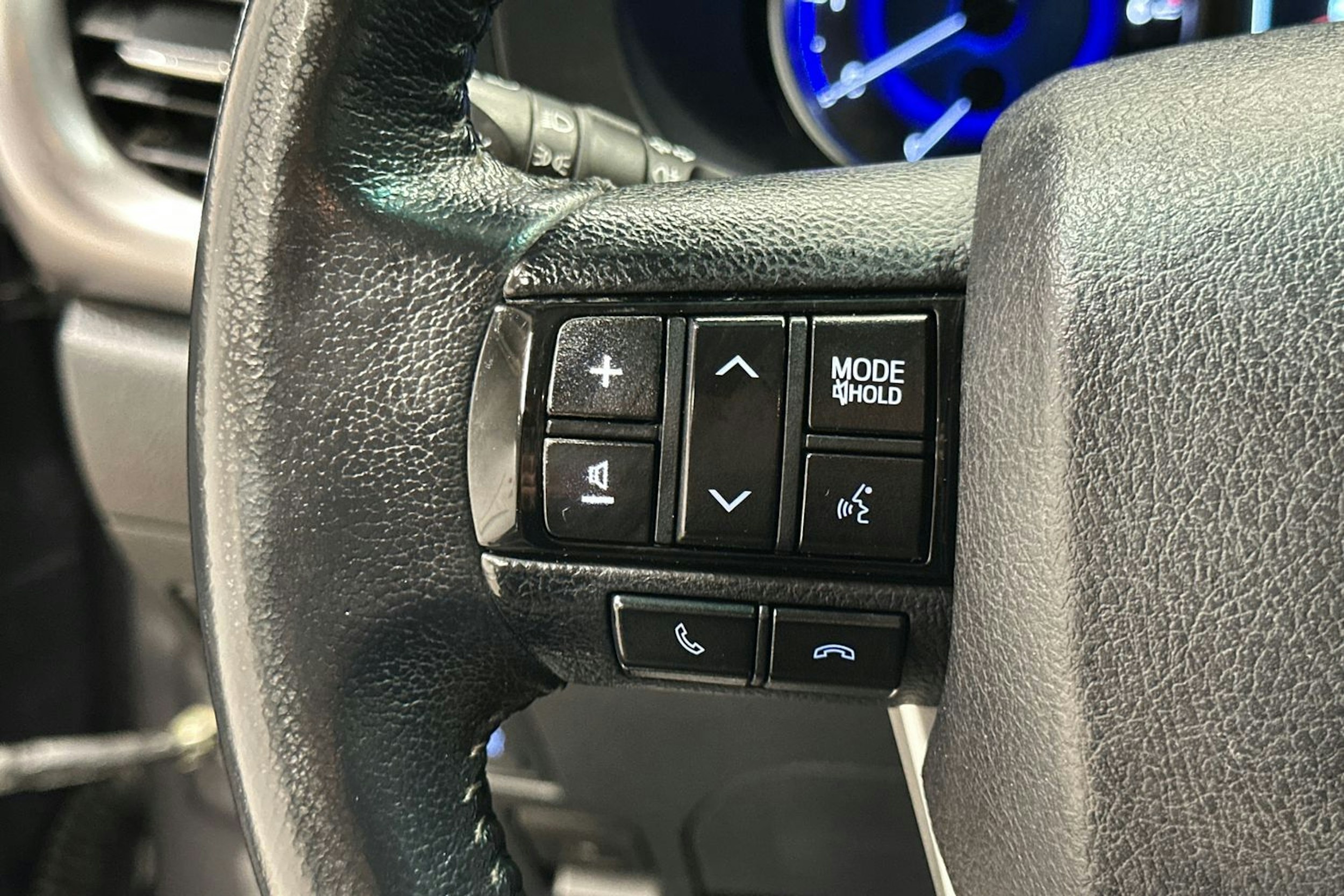 Harmaa Toyota Hilux 2018 kuva 16.