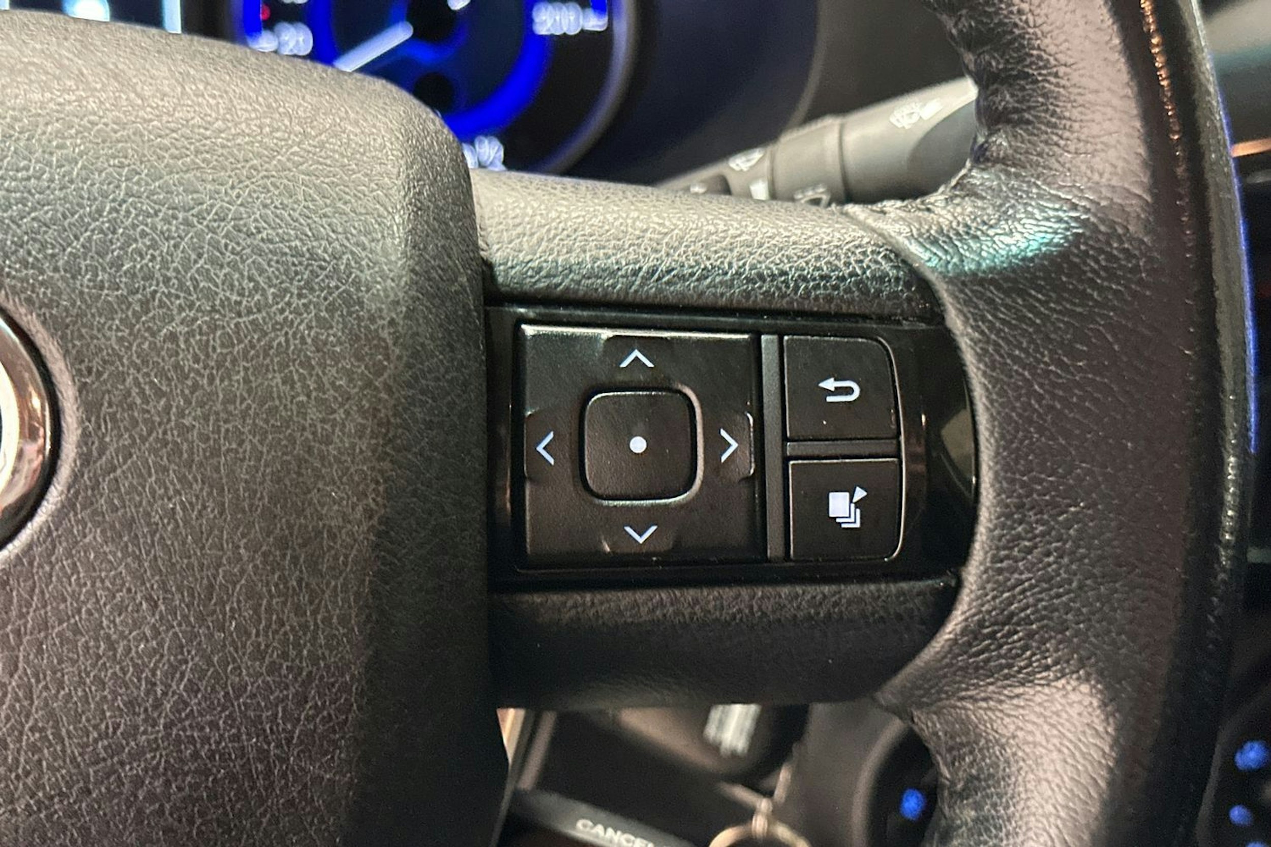 Harmaa Toyota Hilux 2018 kuva 17.