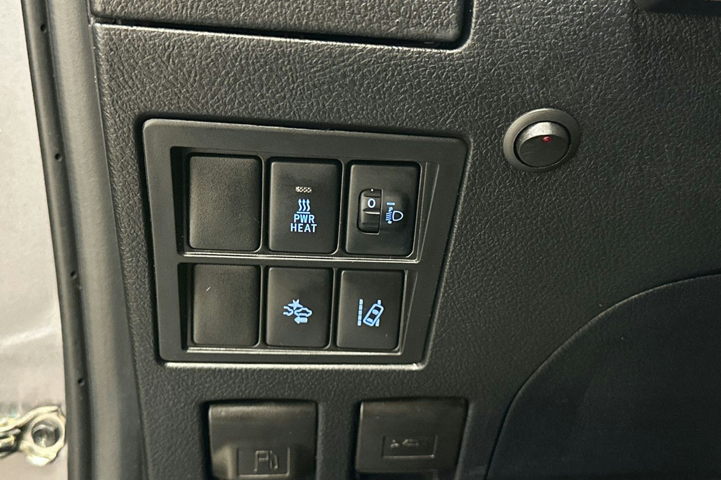 Harmaa Toyota Hilux 2018 kuva 19.