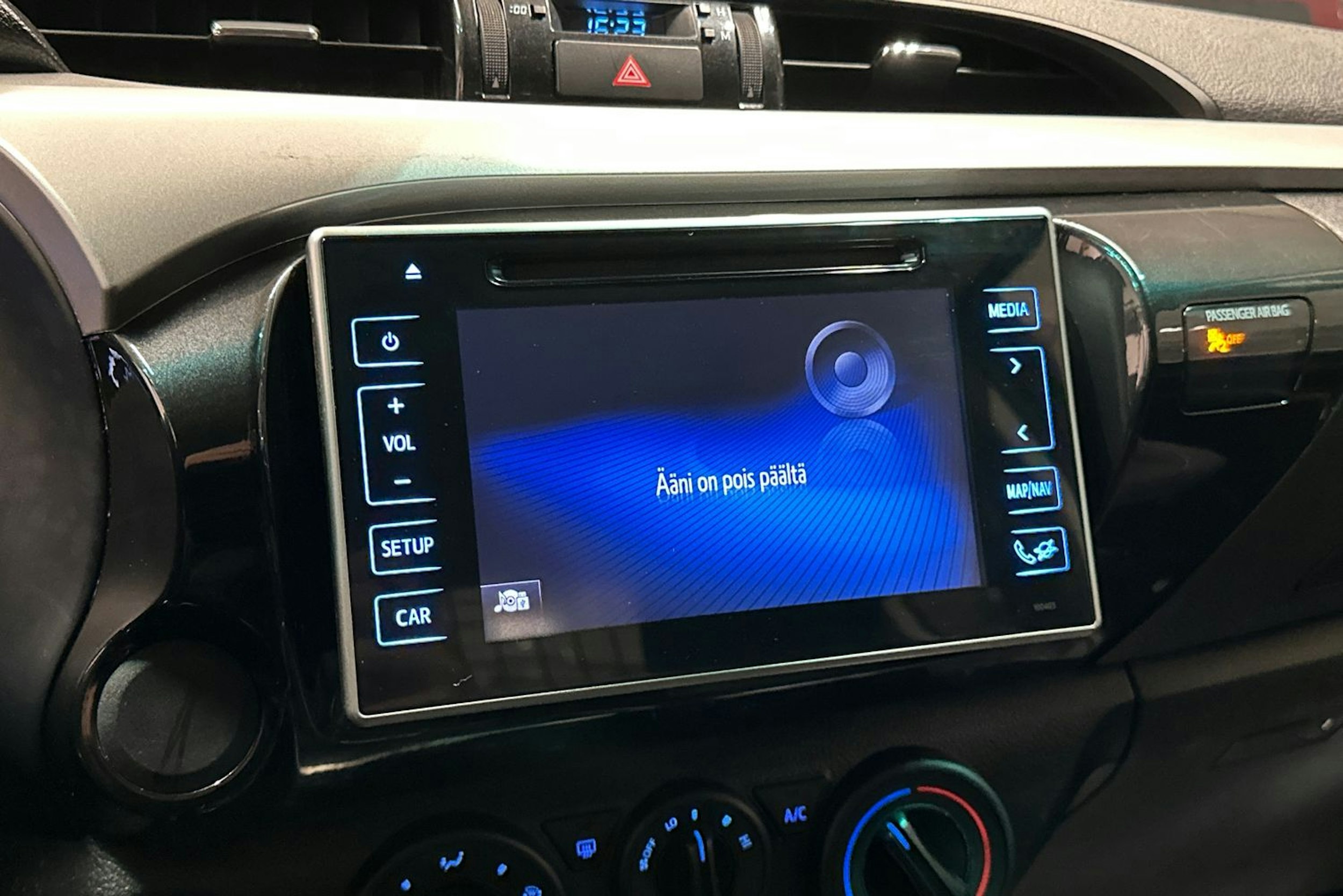 Harmaa Toyota Hilux 2018 kuva 21.