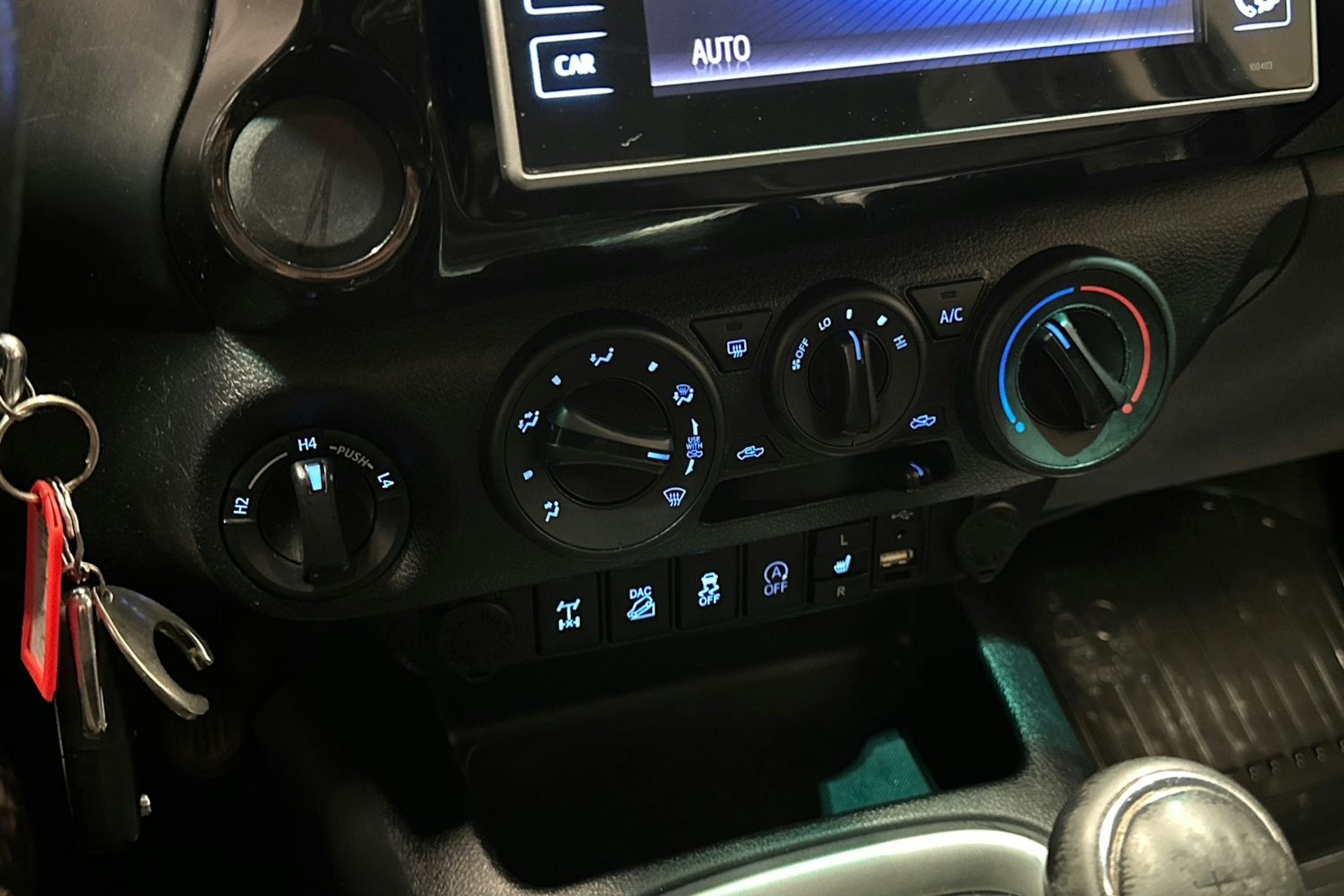 Harmaa Toyota Hilux 2018 kuva 23.