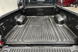 Harmaa Toyota Hilux 2018 kuva 28.