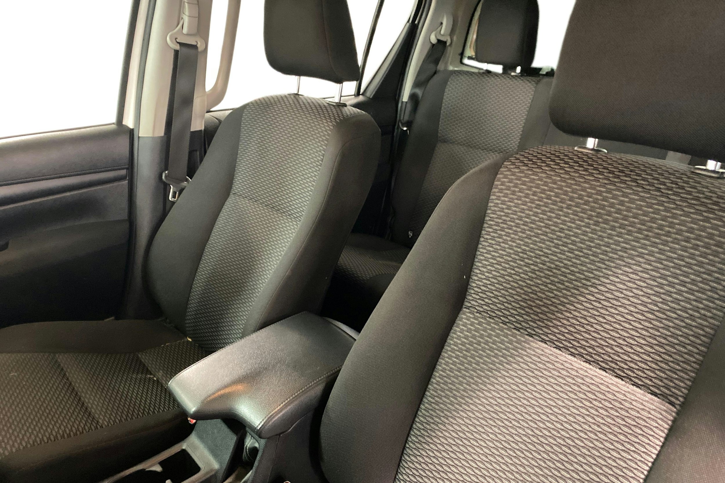 valkoinen Toyota Hilux 2018 kuva 3.