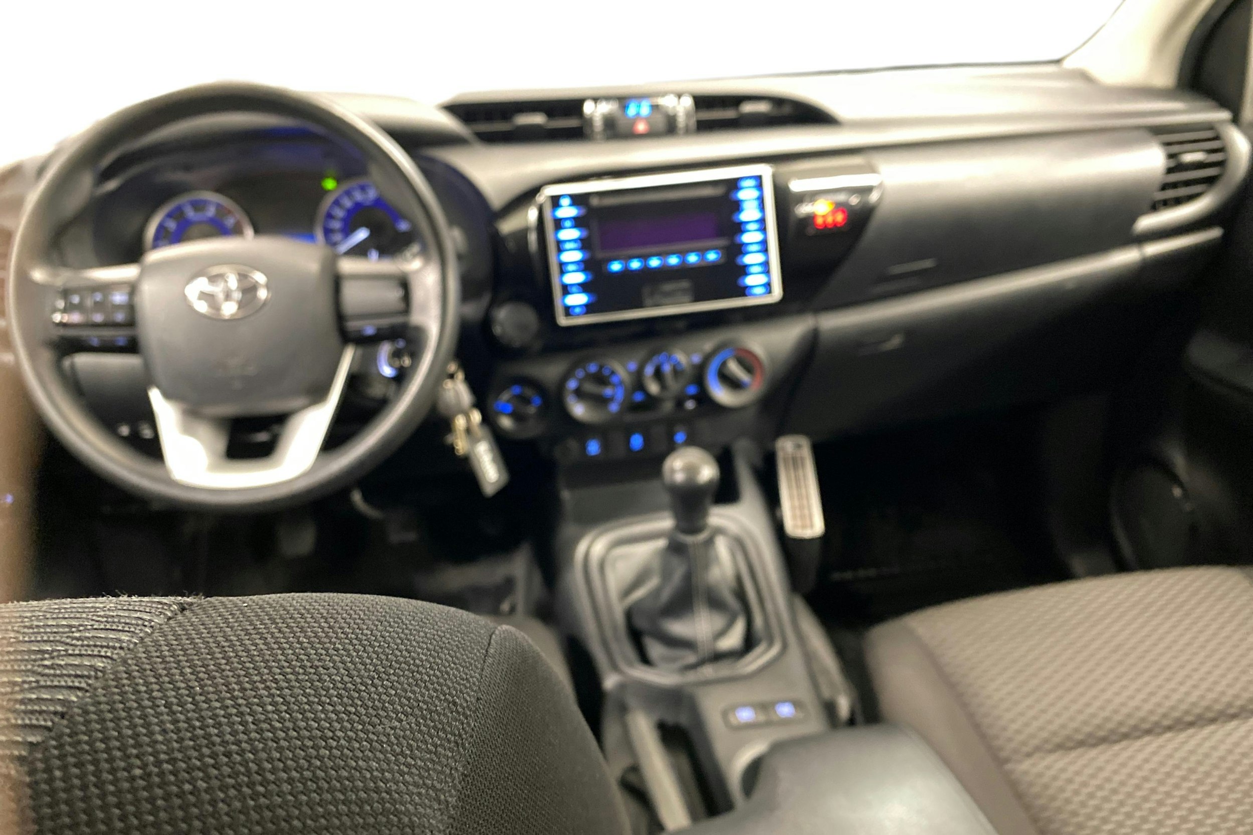 valkoinen Toyota Hilux 2018 kuva 9.