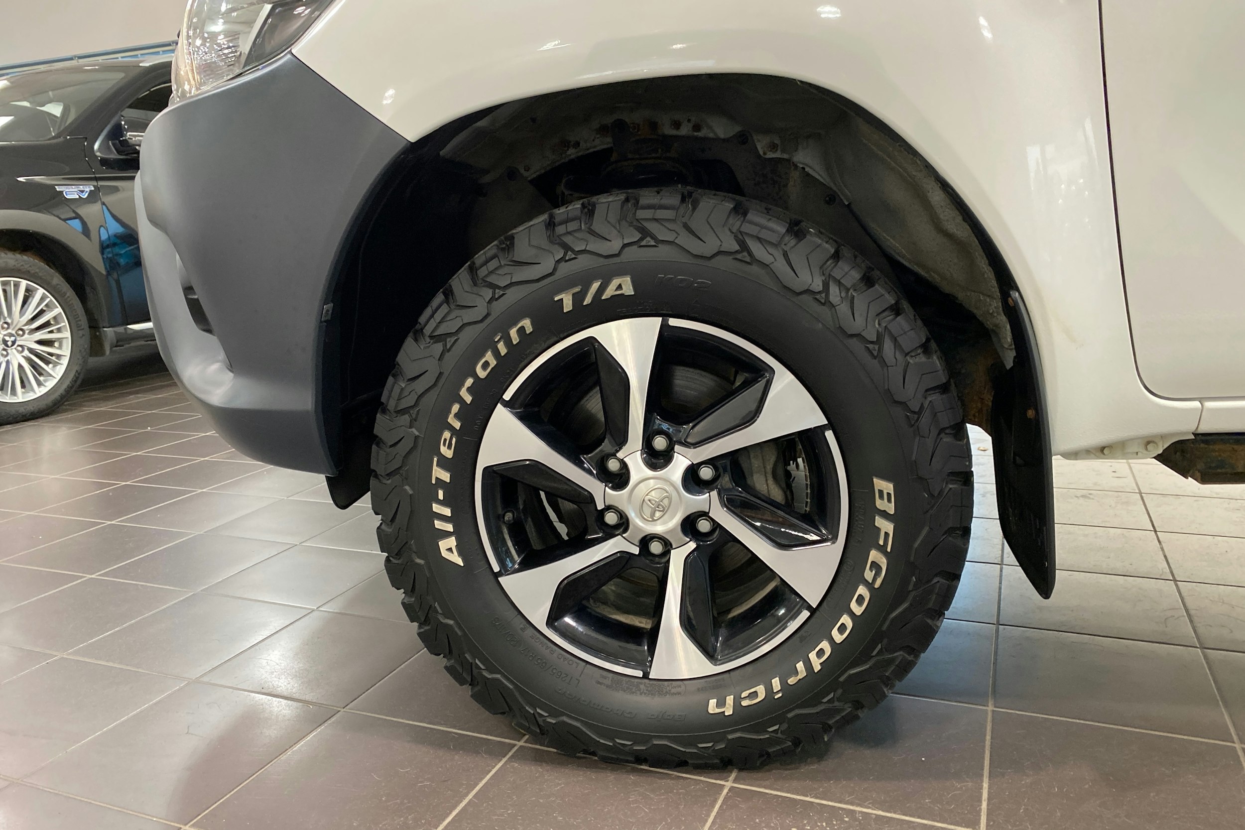 valkoinen Toyota Hilux 2018 kuva 11.