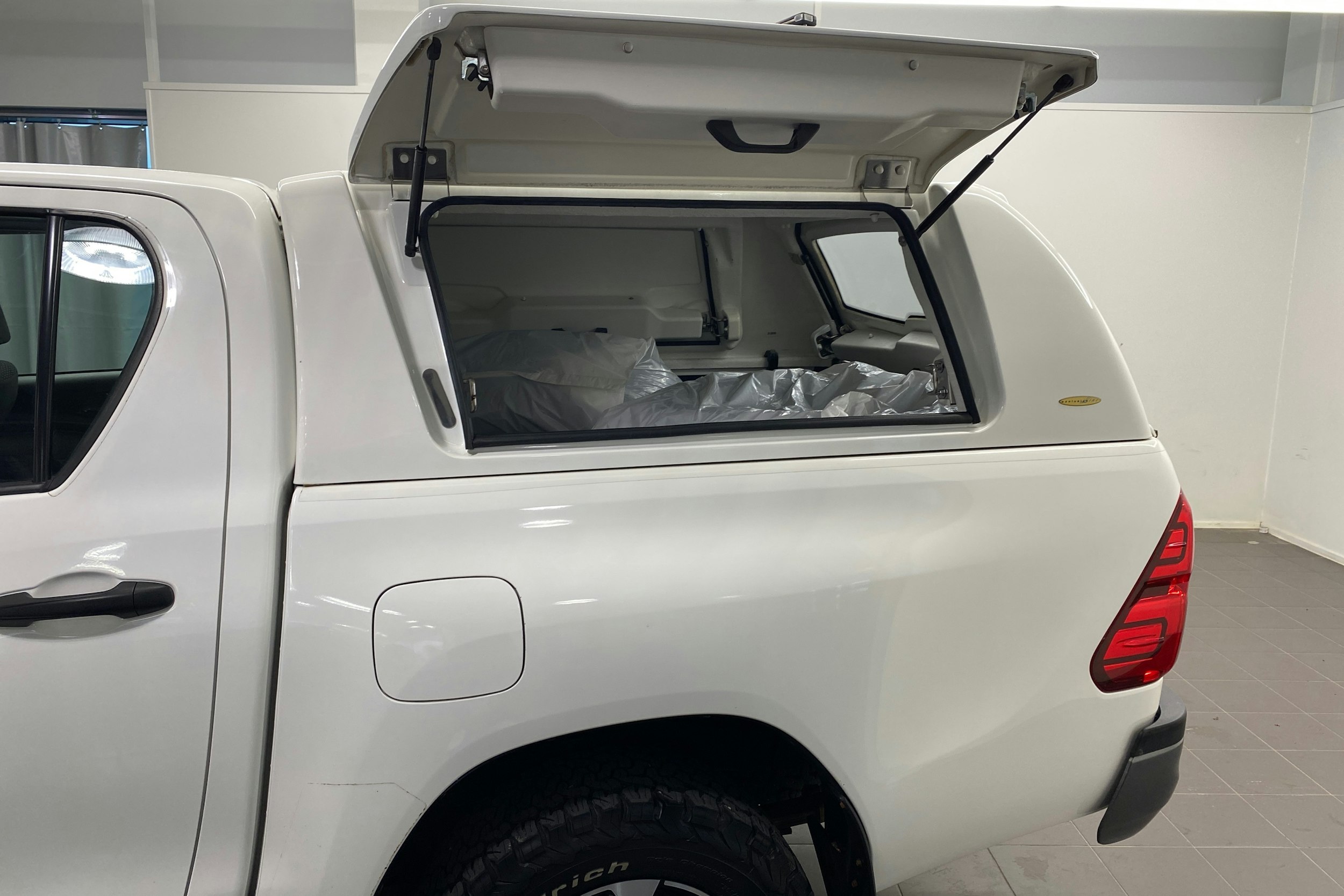 valkoinen Toyota Hilux 2018 kuva 14.