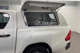 valkoinen Toyota Hilux 2018 kuva 14.