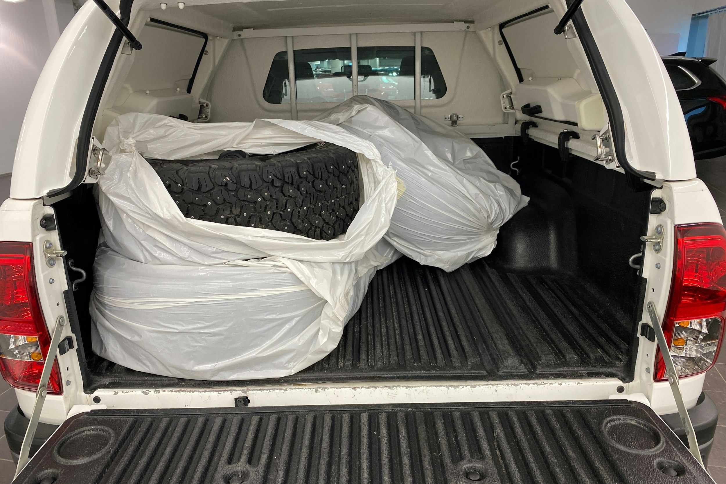 valkoinen Toyota Hilux 2018 kuva 16.