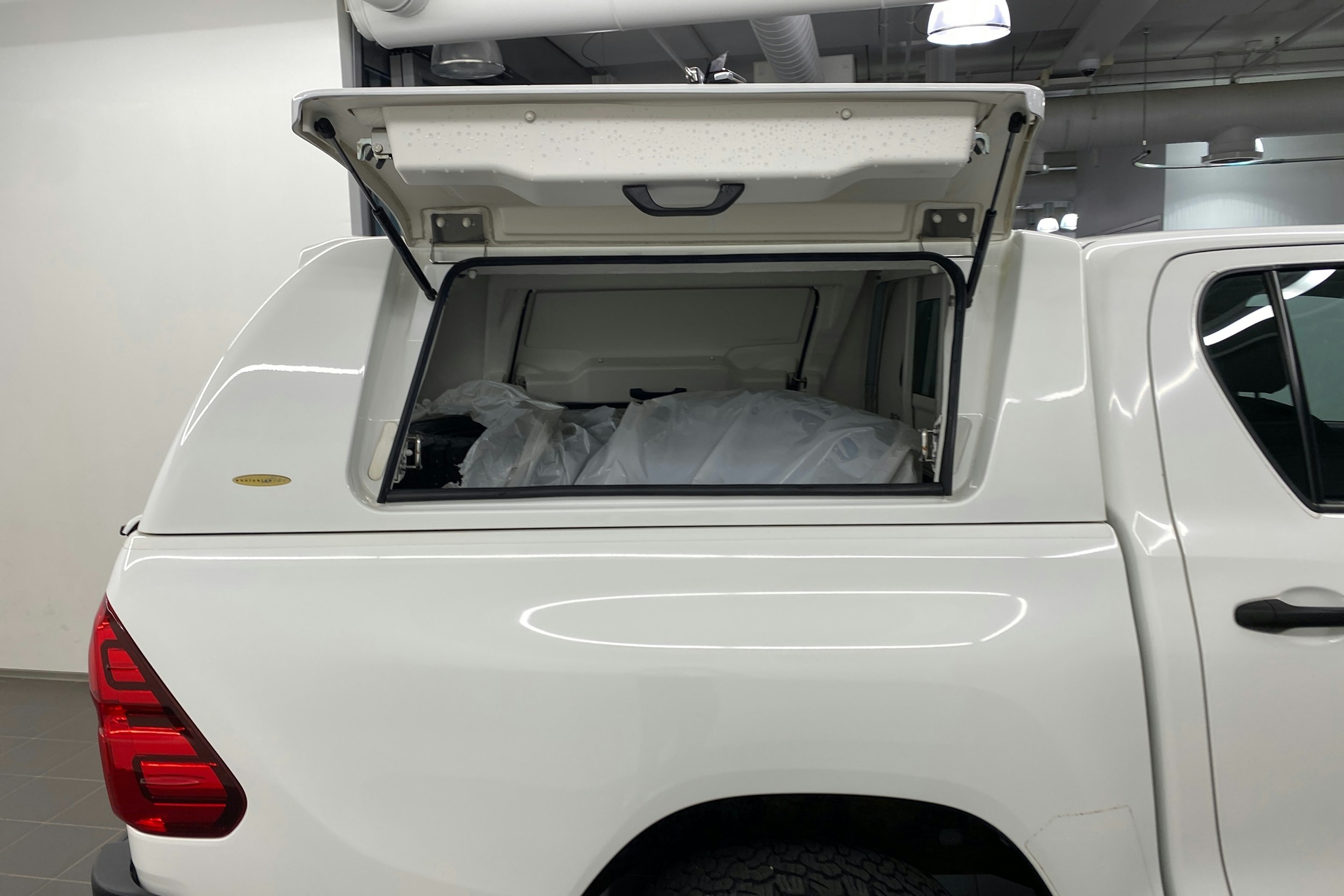 valkoinen Toyota Hilux 2018 kuva 17.