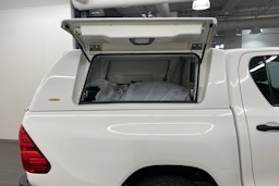 valkoinen Toyota Hilux 2018 kuva 17.