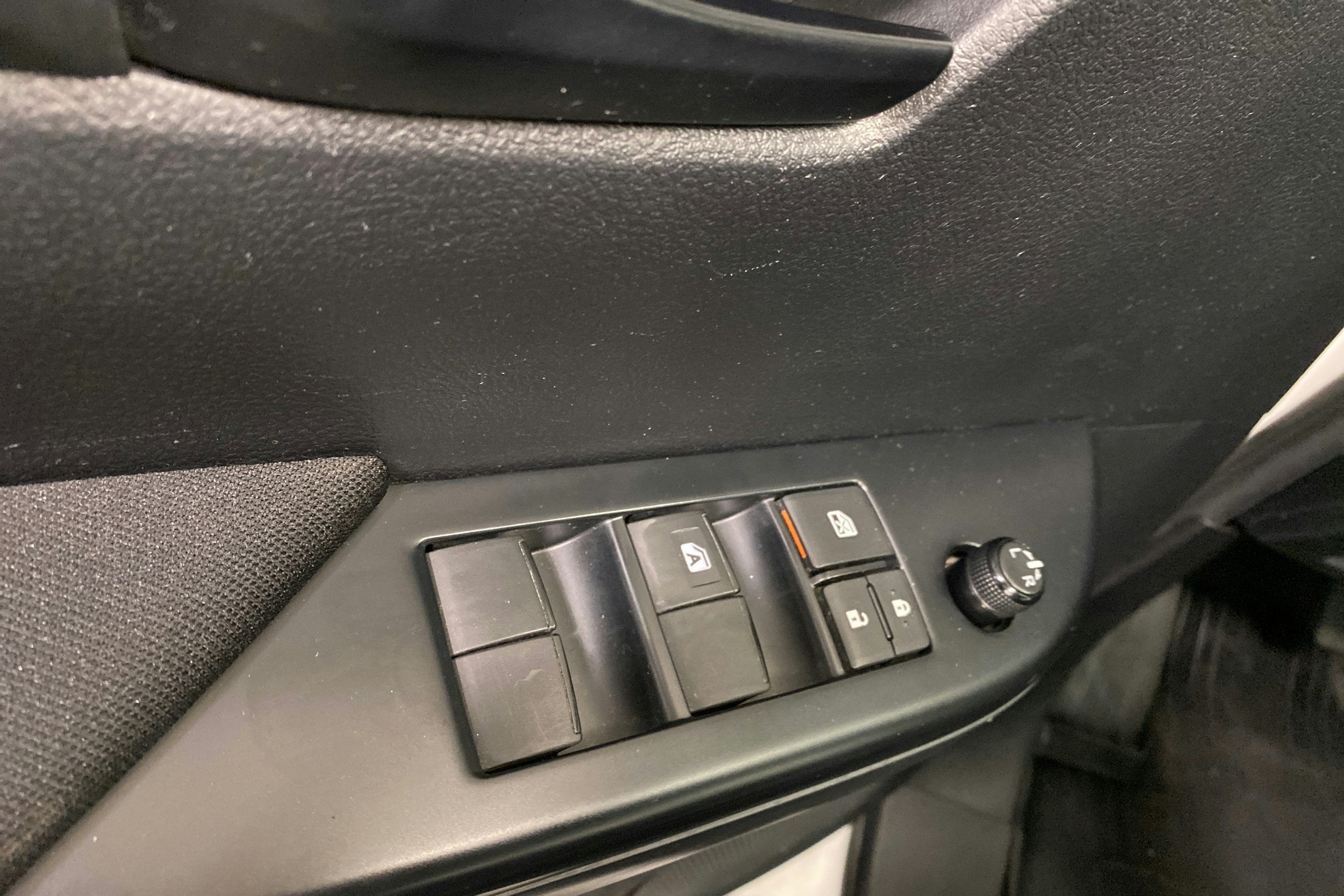 valkoinen Toyota Hilux 2018 kuva 19.