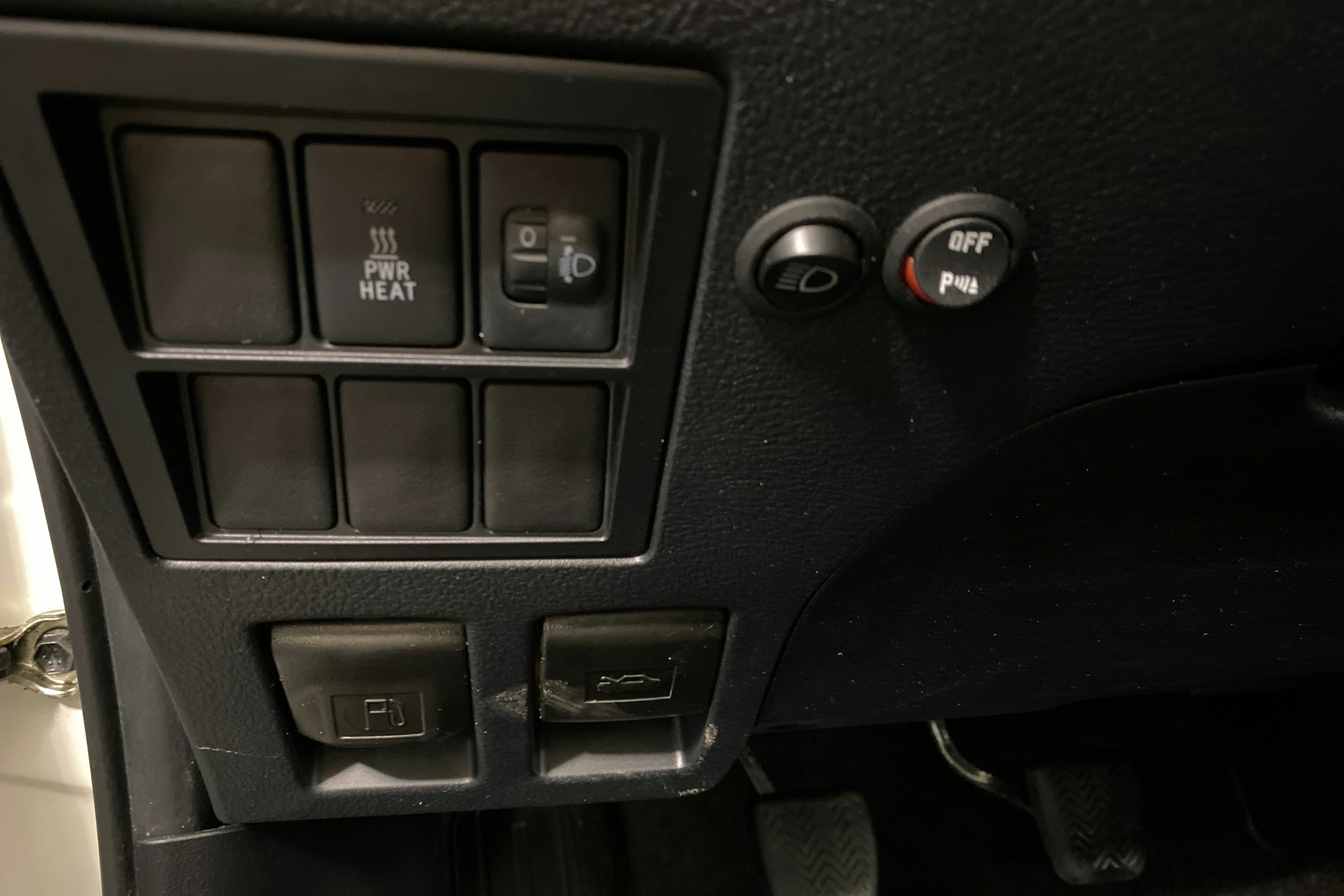 valkoinen Toyota Hilux 2018 kuva 20.