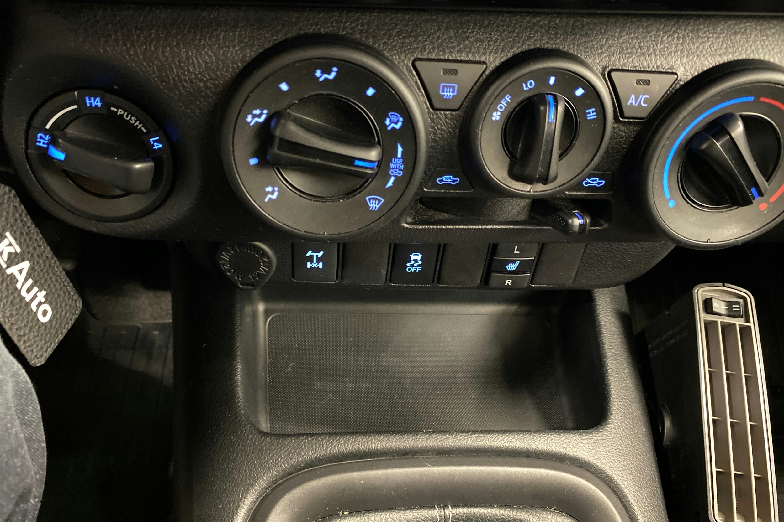valkoinen Toyota Hilux 2018 kuva 26.