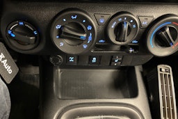 valkoinen Toyota Hilux 2018 kuva 26.