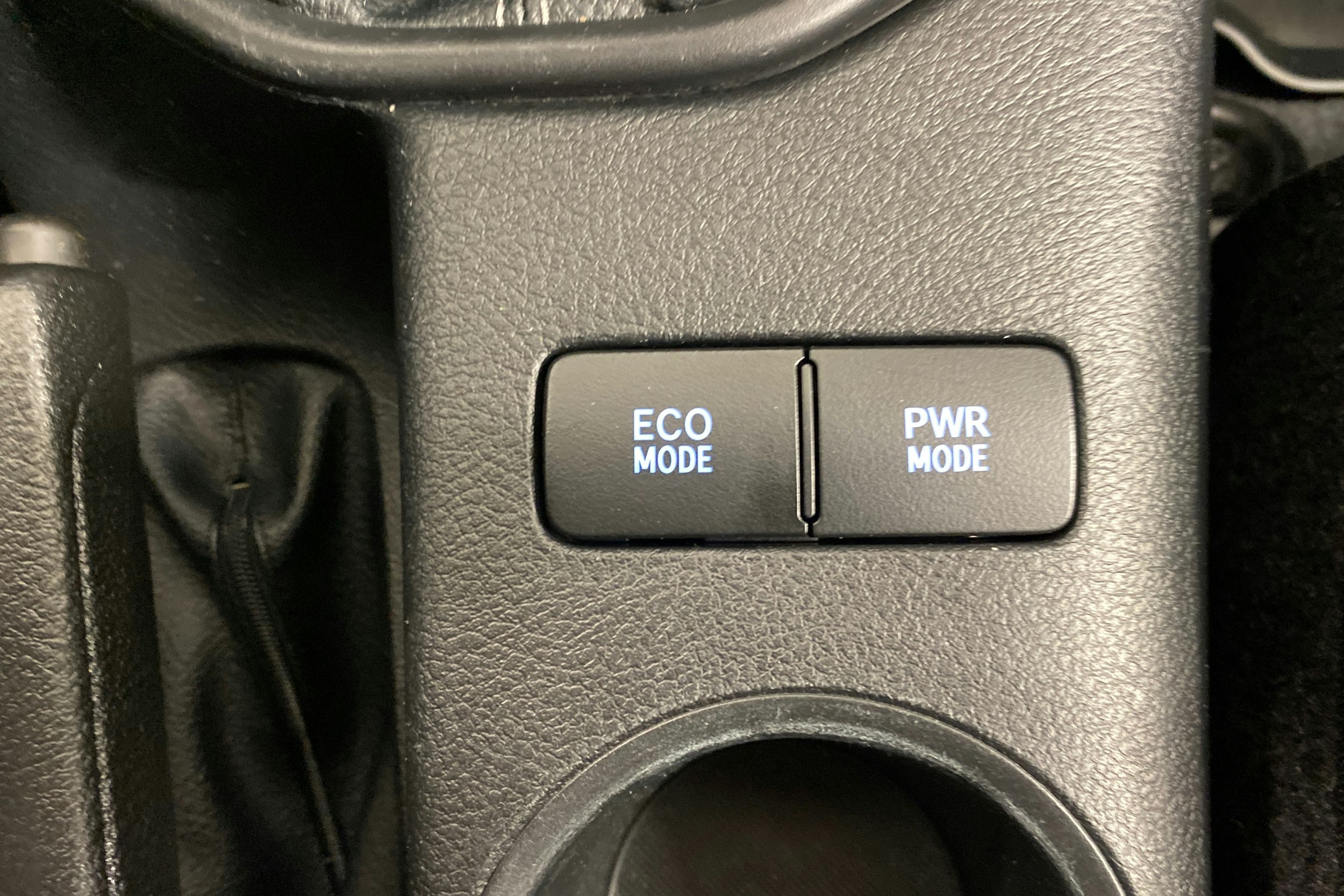 valkoinen Toyota Hilux 2018 kuva 27.