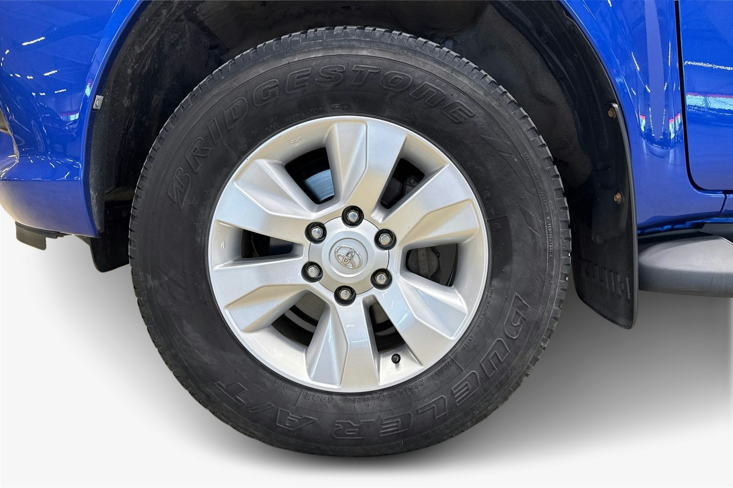 sininen Toyota Hilux 2018 kuva 11.