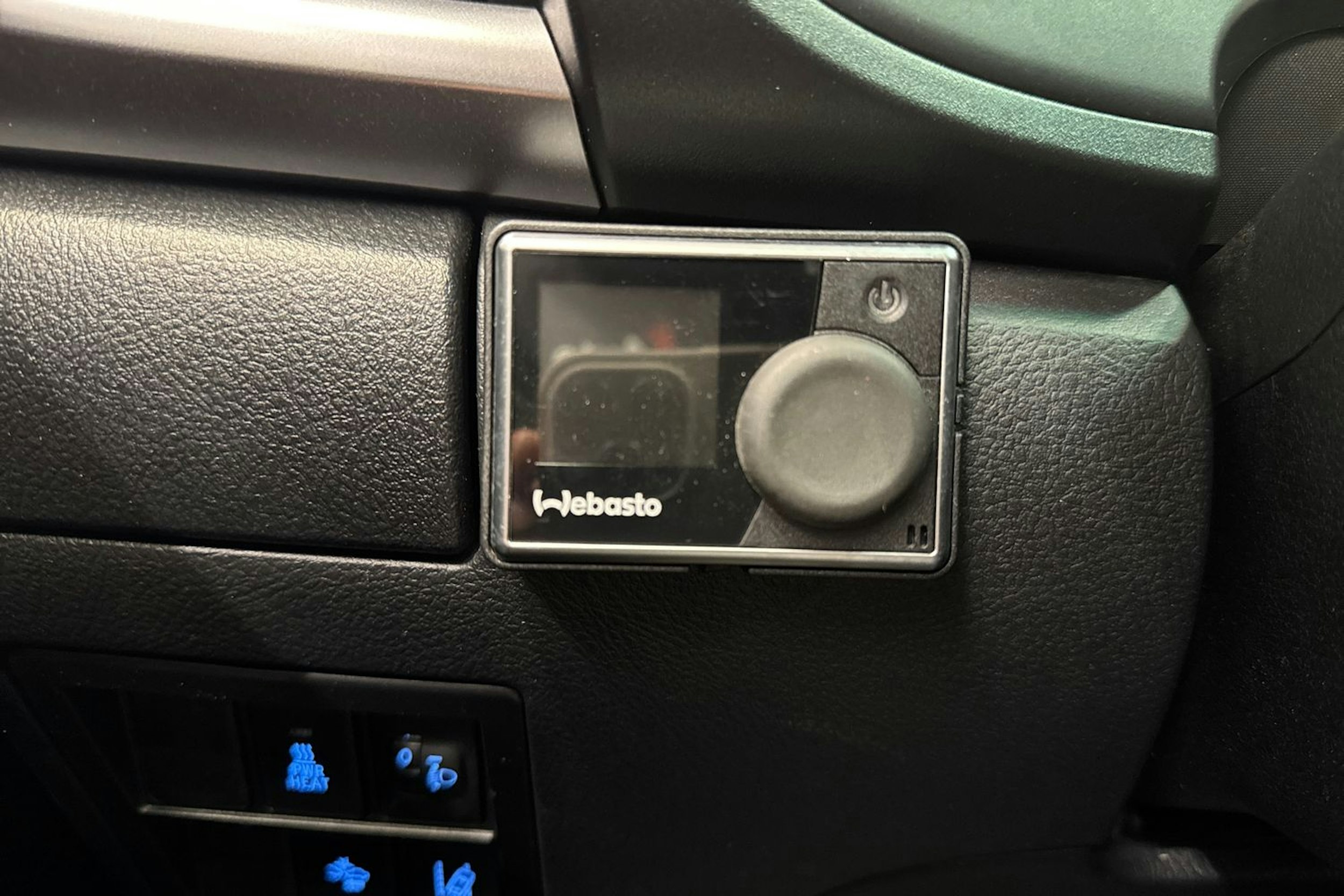 sininen Toyota Hilux 2018 kuva 14.