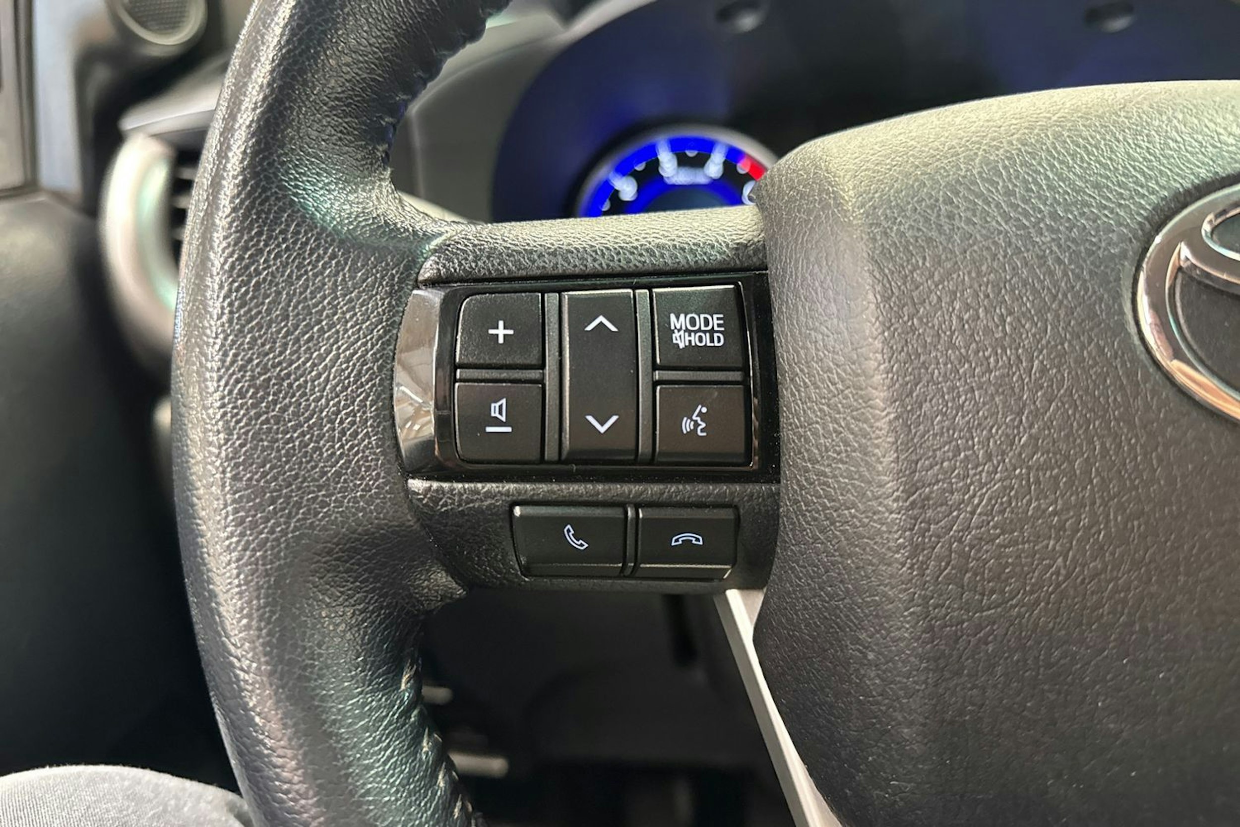 sininen Toyota Hilux 2018 kuva 16.