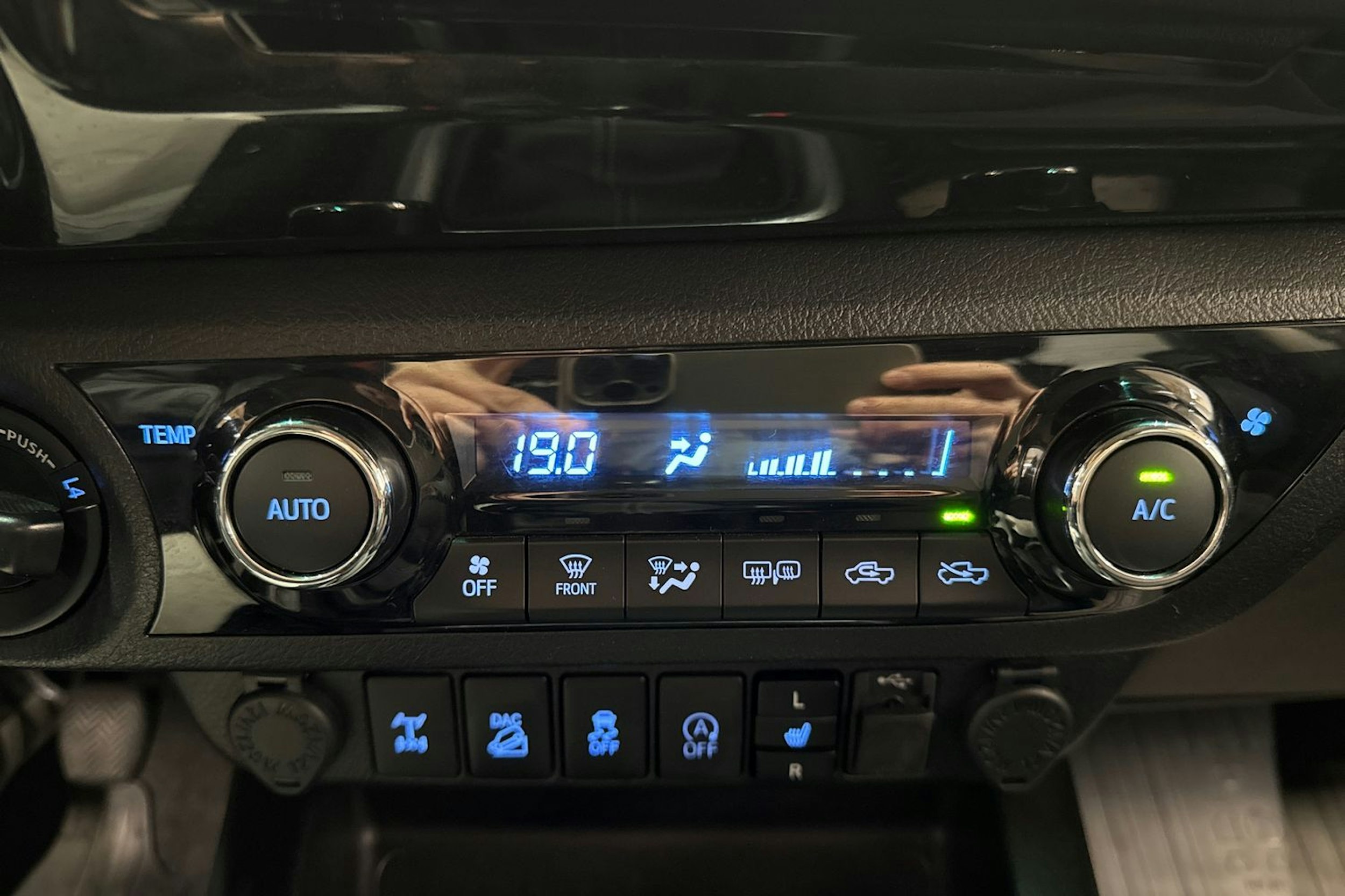 sininen Toyota Hilux 2018 kuva 20.
