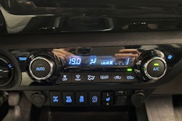 sininen Toyota Hilux 2018 kuva 20.