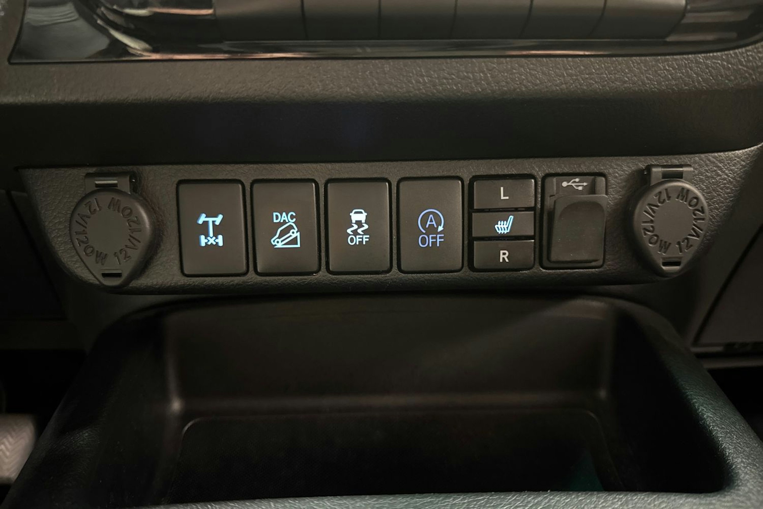 sininen Toyota Hilux 2018 kuva 21.
