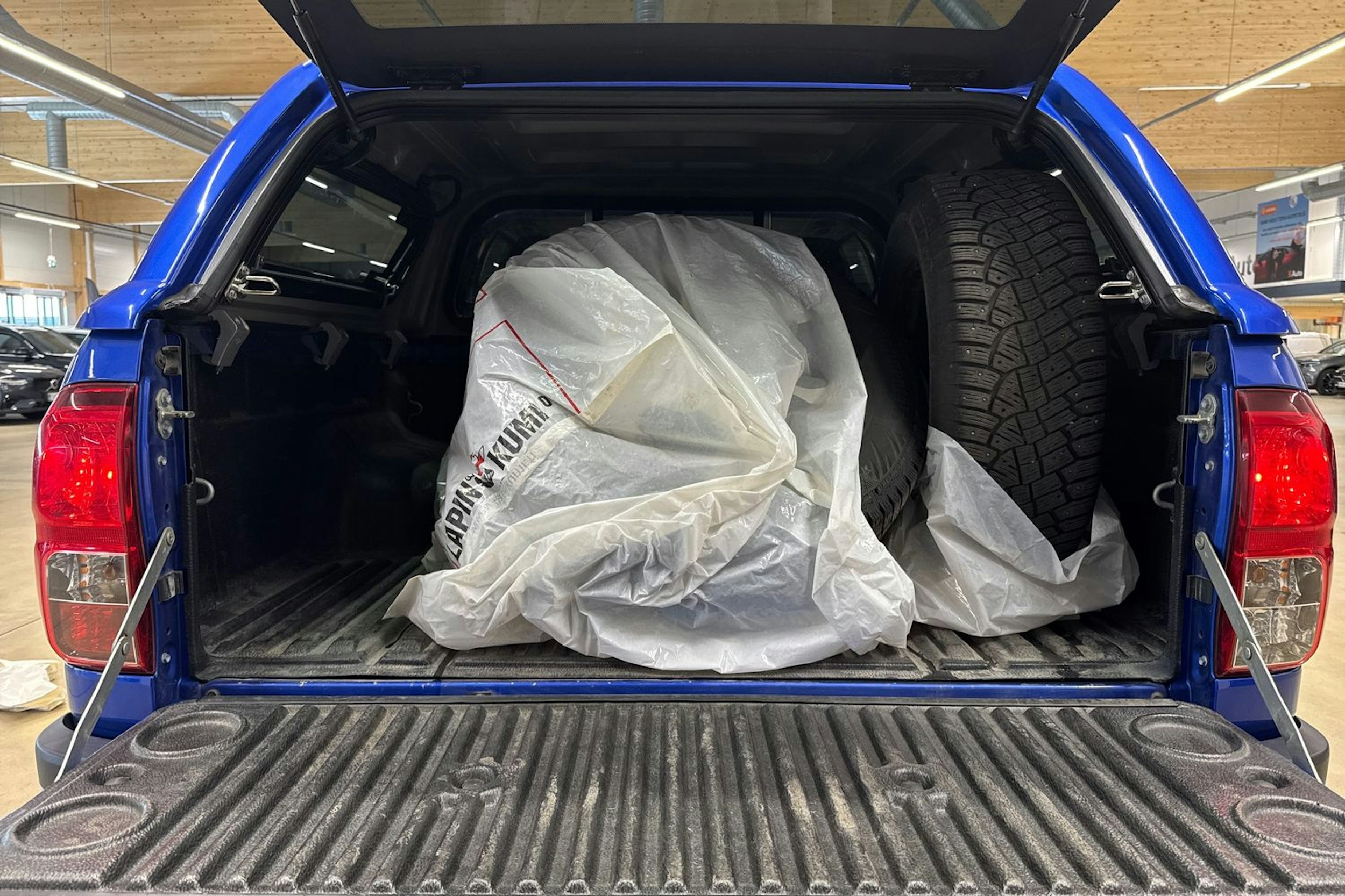 sininen Toyota Hilux 2018 kuva 24.