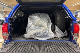 sininen Toyota Hilux 2018 kuva 24.