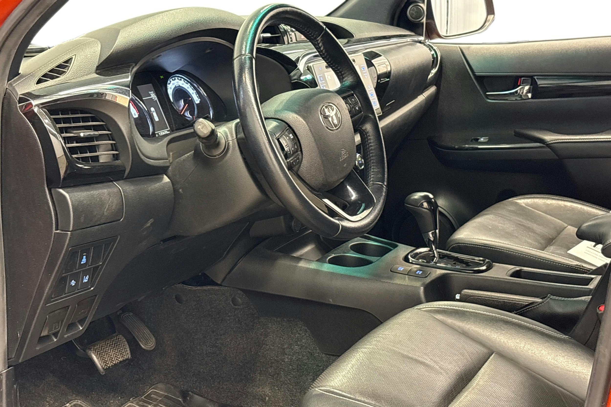 oranssi Toyota Hilux 2018 kuva 6.