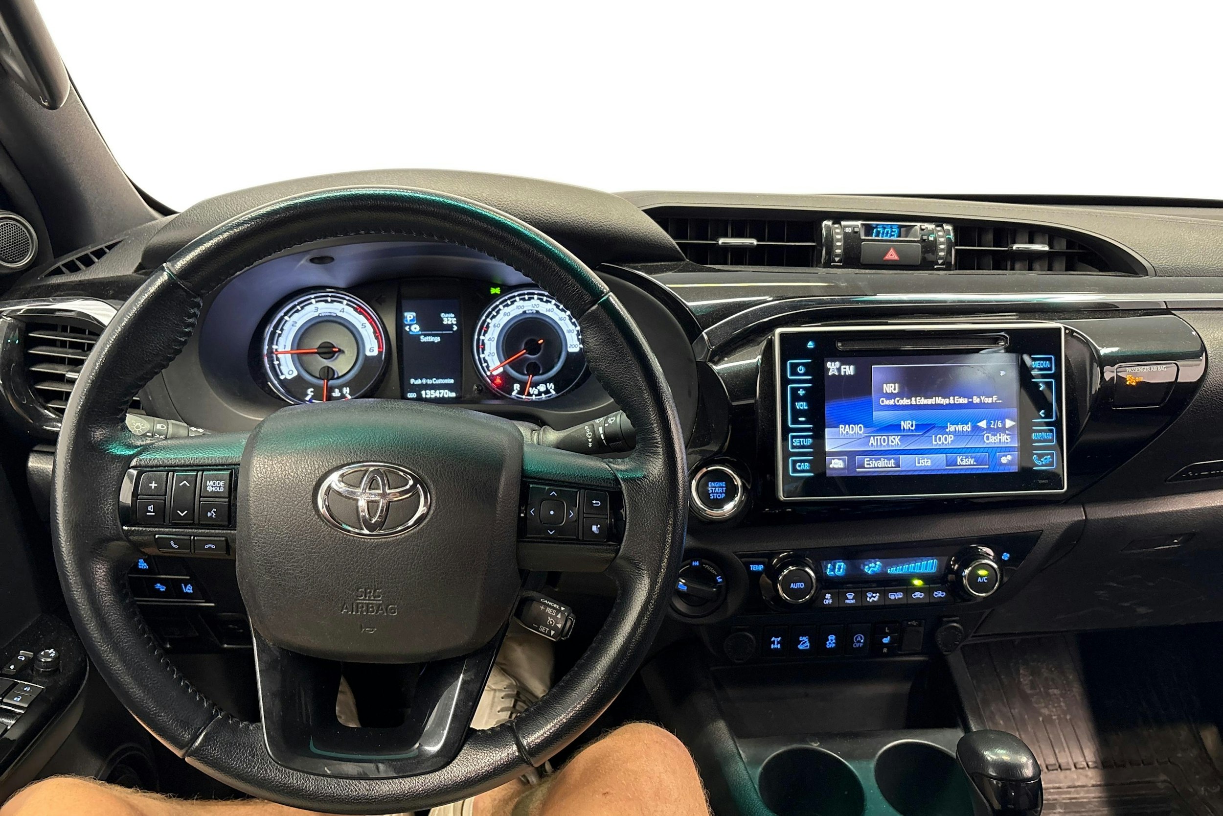 oranssi Toyota Hilux 2018 kuva 7.