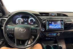 oranssi Toyota Hilux 2018 kuva 7.