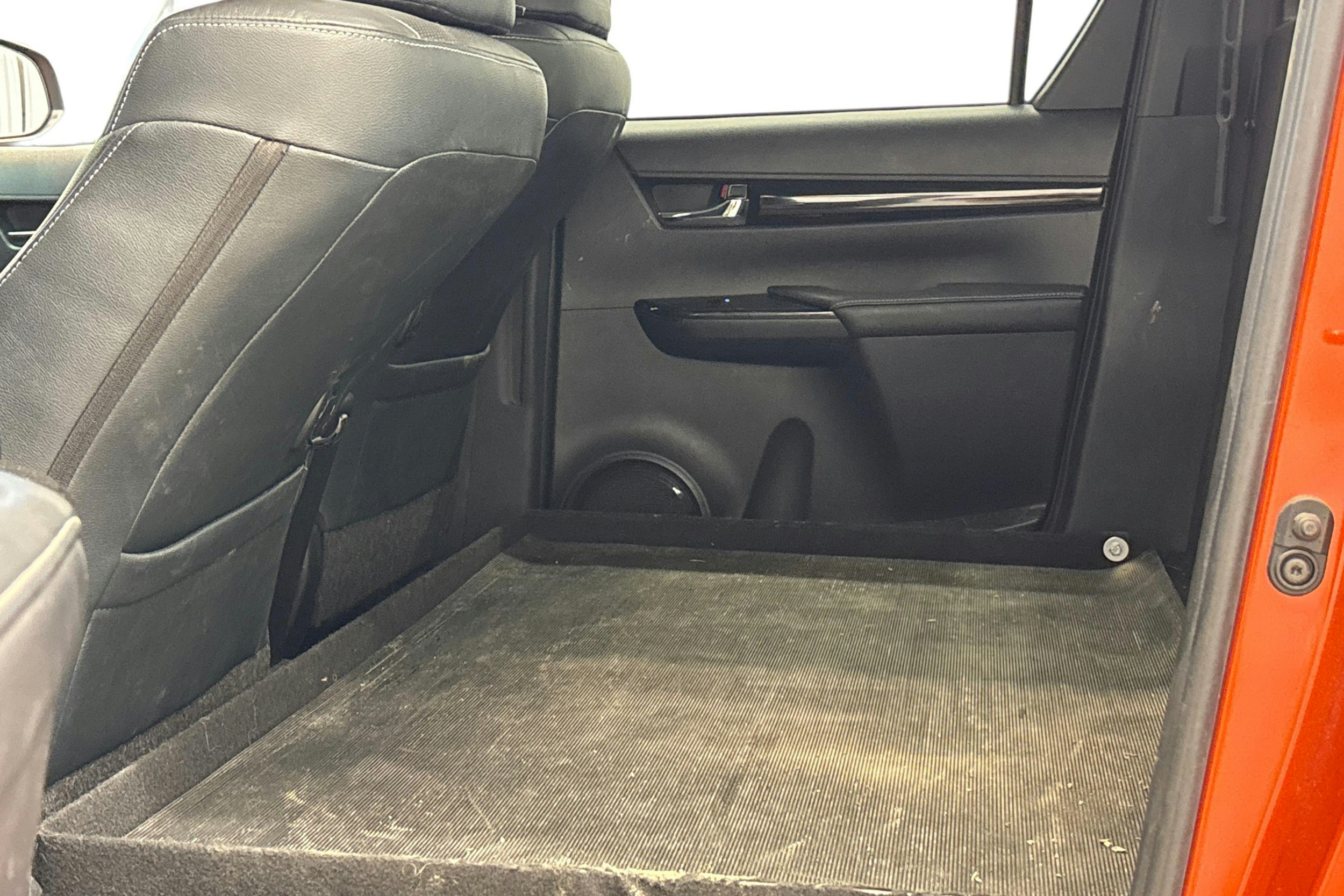 oranssi Toyota Hilux 2018 kuva 8.
