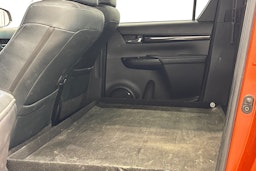 oranssi Toyota Hilux 2018 kuva 8.