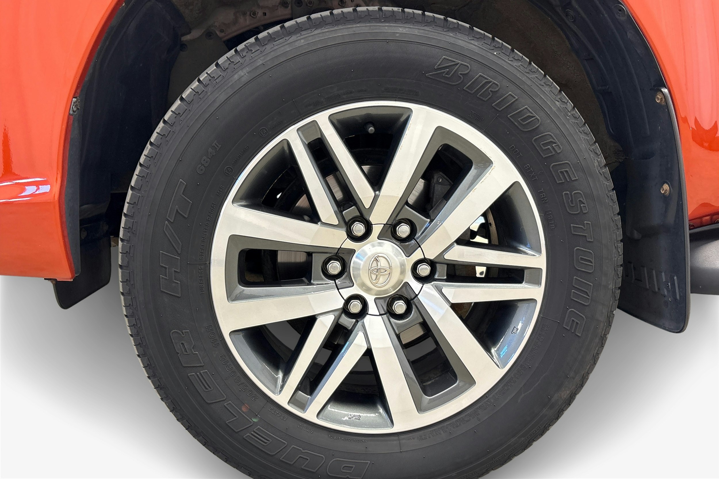 oranssi Toyota Hilux 2018 kuva 9.