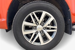 oranssi Toyota Hilux 2018 kuva 9.