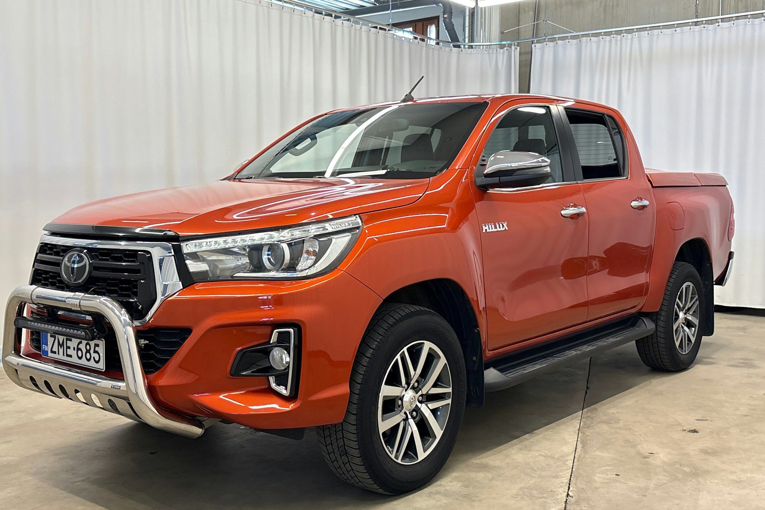 oranssi Toyota Hilux 2018 kuva 10.