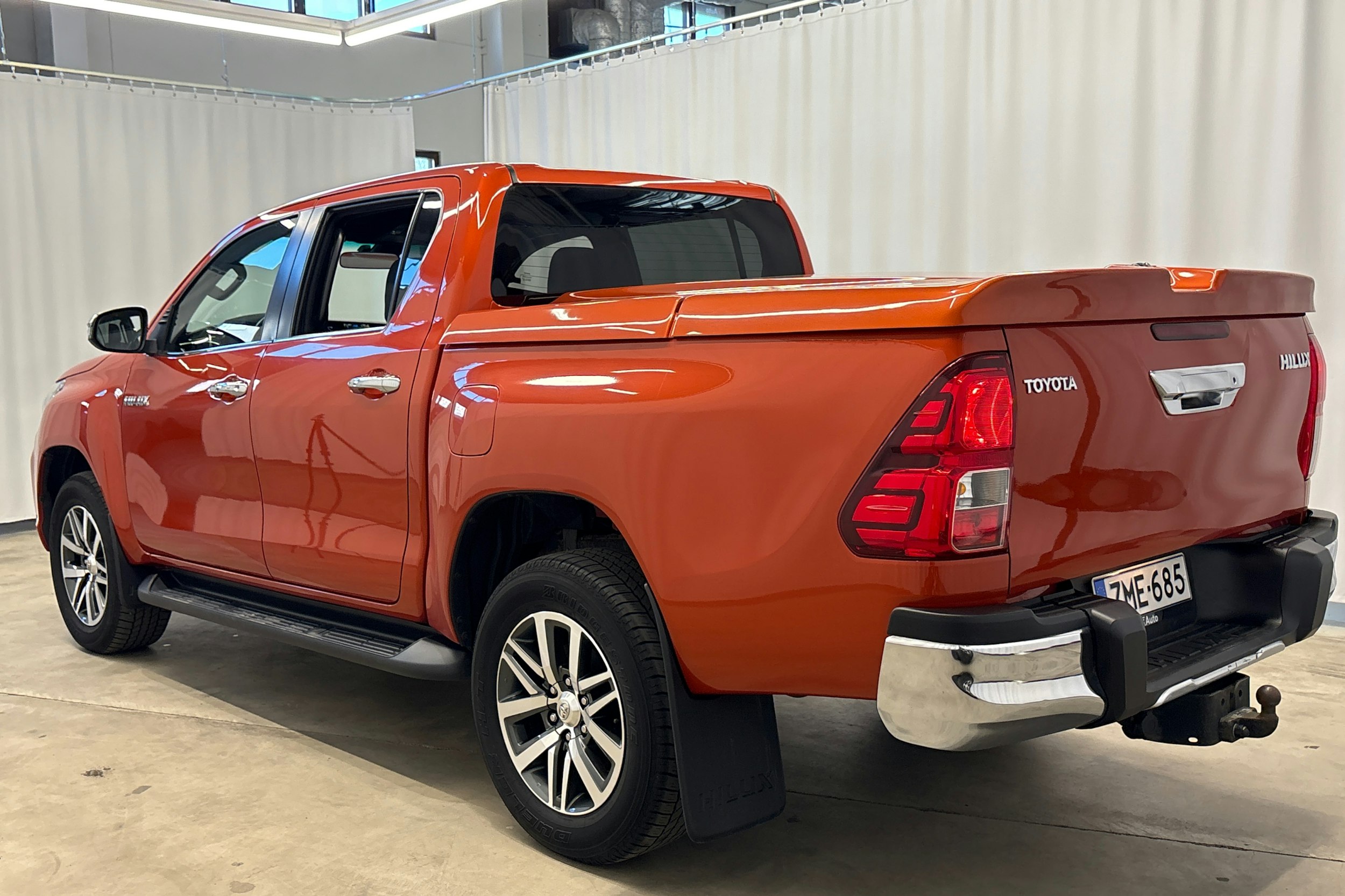 oranssi Toyota Hilux 2018 kuva 11.