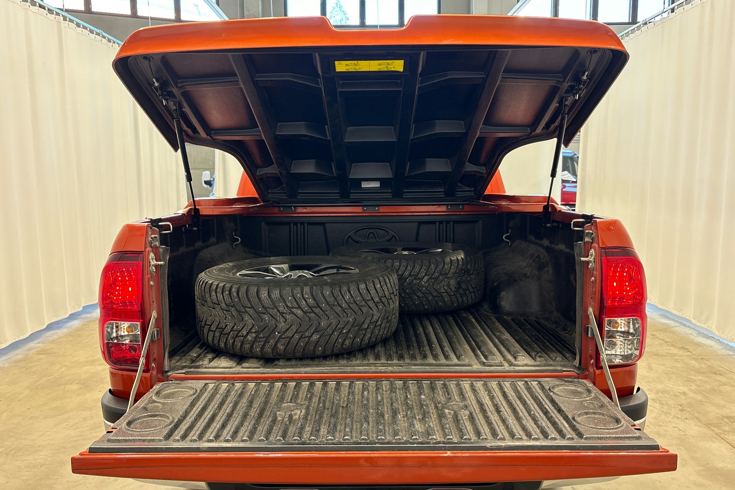 oranssi Toyota Hilux 2018 kuva 12.